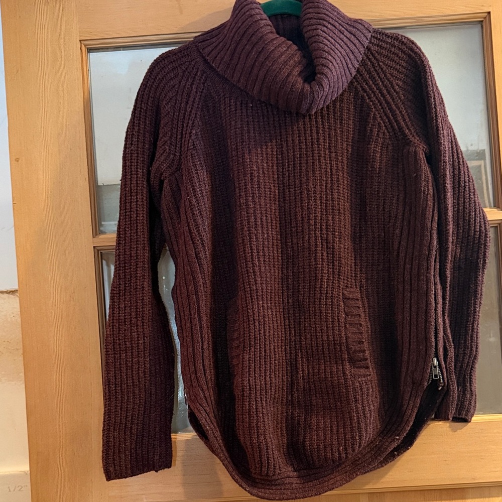 Women’s Chunky Turtleneck Sweater - Deep Burgundy